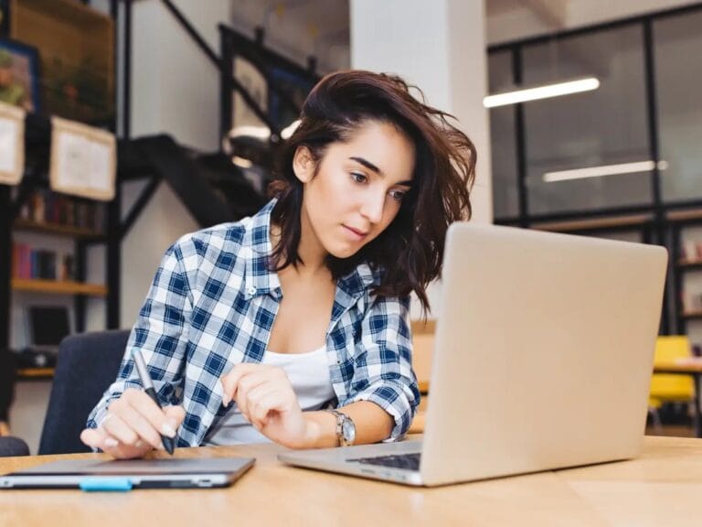 Obtén una educación de calidad a precios accesibles con nuestra universidad en línea económica