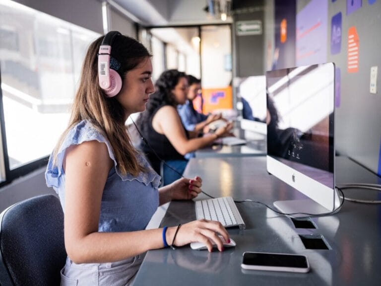 Potencia tu Carrera con una Maestría en Línea: Estudia a tu Ritmo y Obtén Nuevas Oportunidades